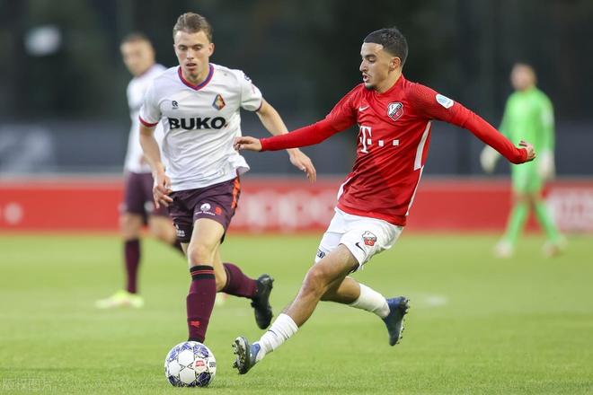 自己年长的 自己年长的